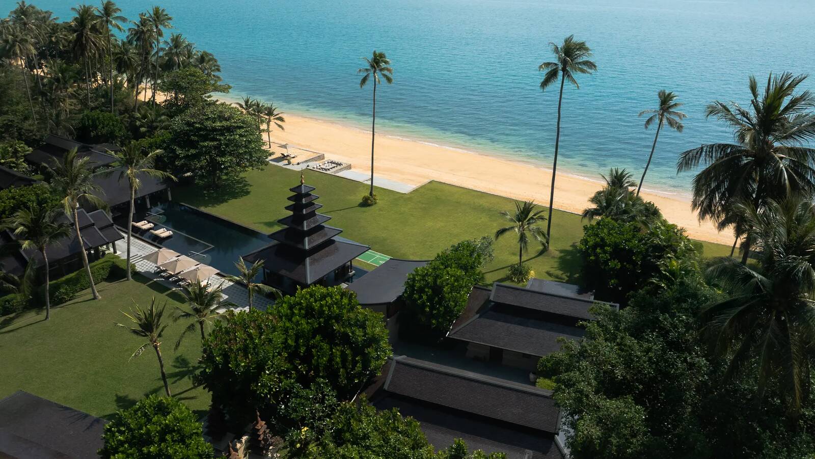 ÀNI Thailand 草坪、主泳池、多層涼亭與空無一人的私人沙灘空拍