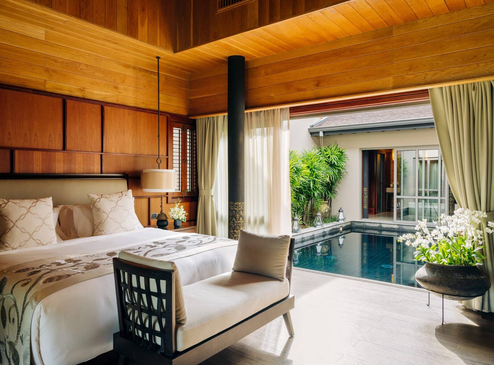 Pool Suite 木作臥室通向戶外獨立小泳池與庭院