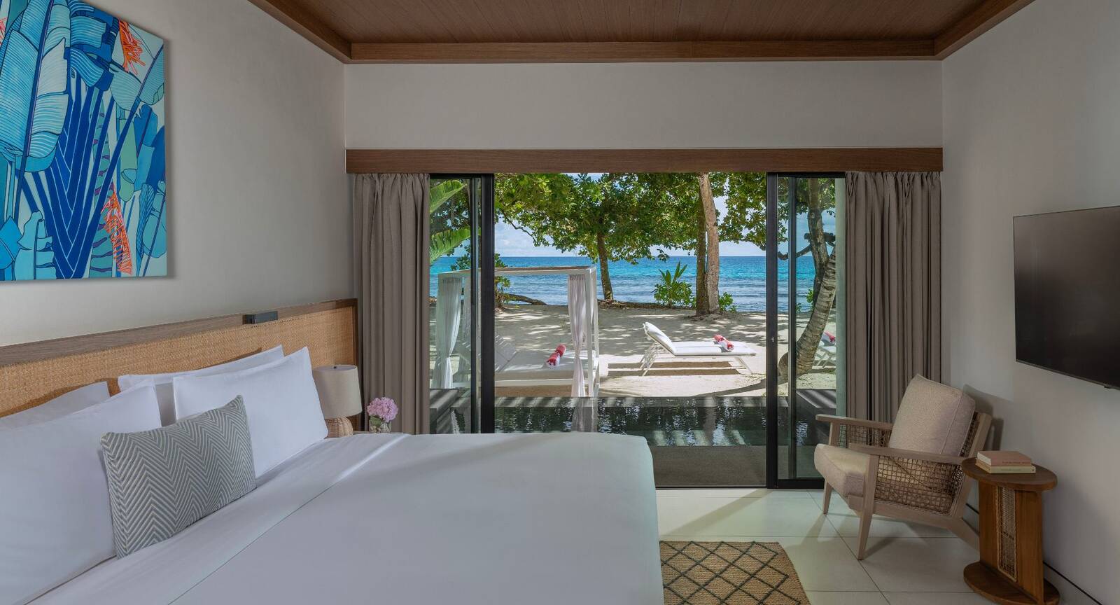 Avani+ Barbarons Beach Access Pool Suite 臥室與泳池