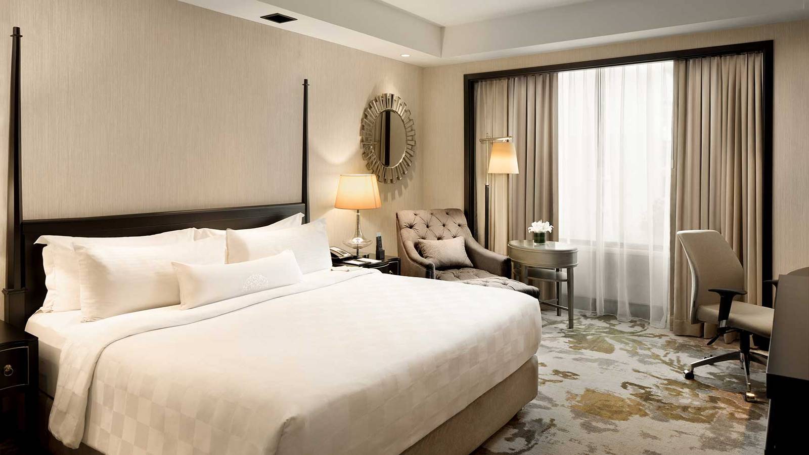 Deluxe Room 的大床、書桌與窗簾