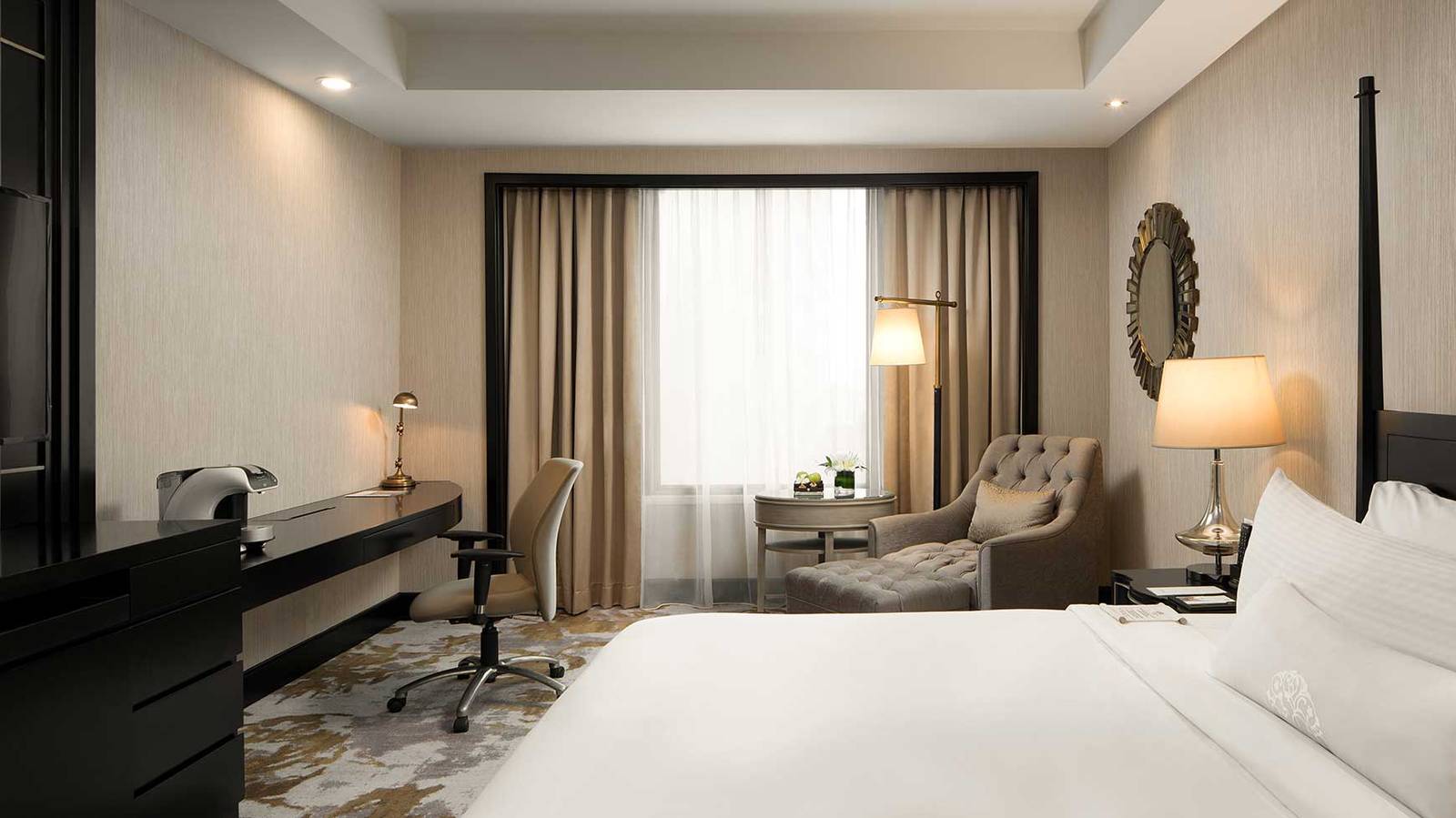 Premier Room 的大床與客廳椅