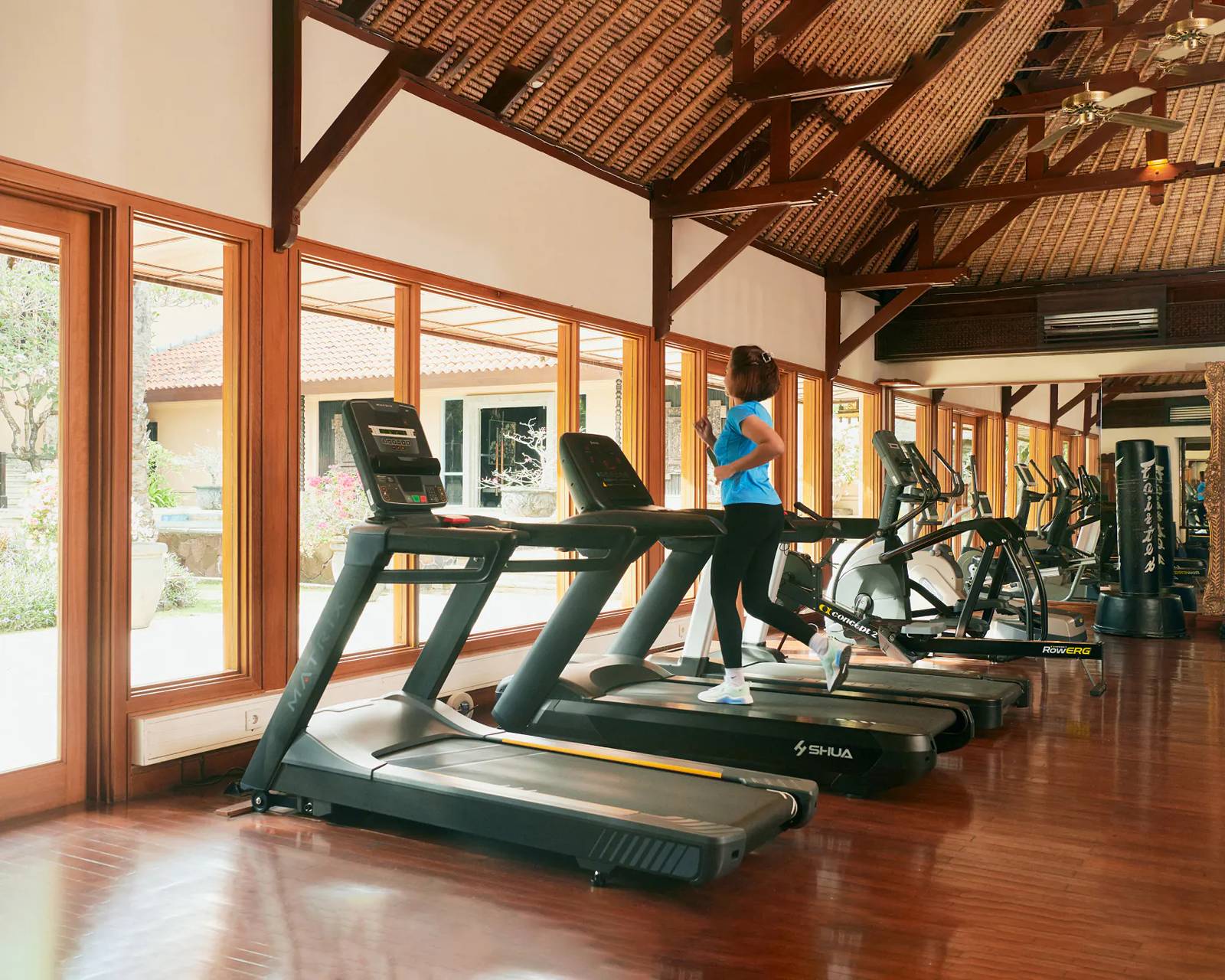 木構造屋頂下的健身房跑步機