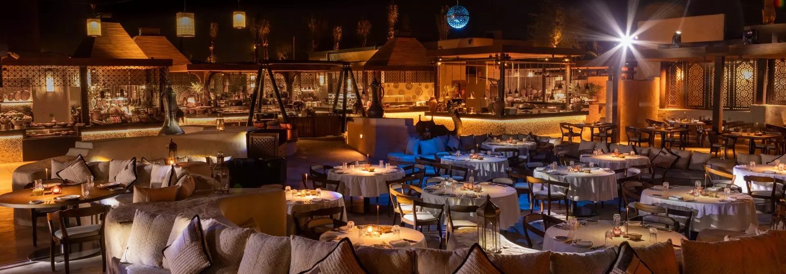 Bab Al Shams Al Hadheerah 戶外餐廳夜景