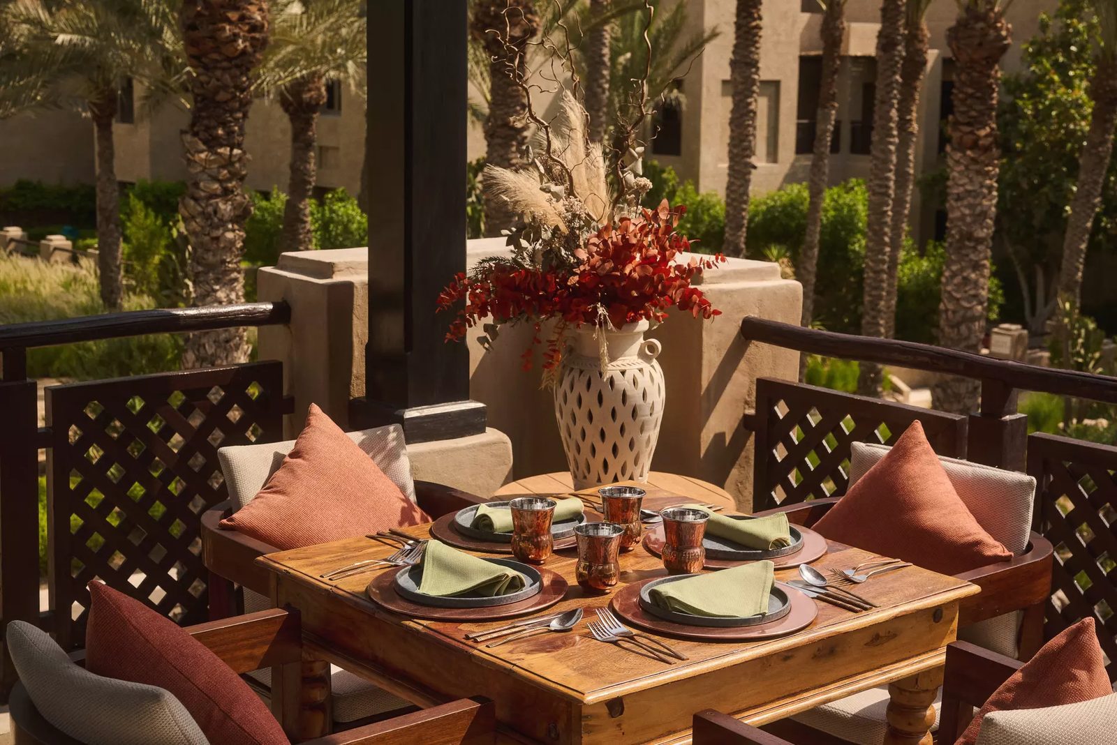 Bab Al Shams Rait 餐桌與庭園景觀