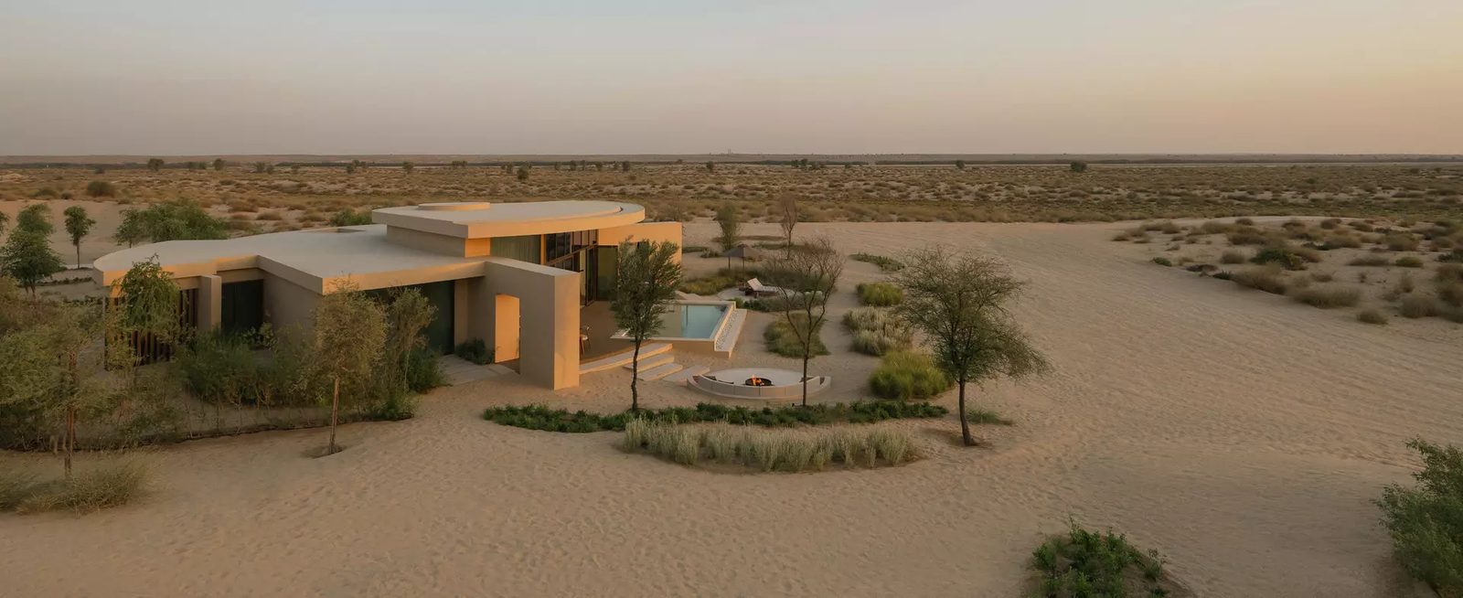 Bab Al Shams Desert Pool Villa 與周邊沙漠地景