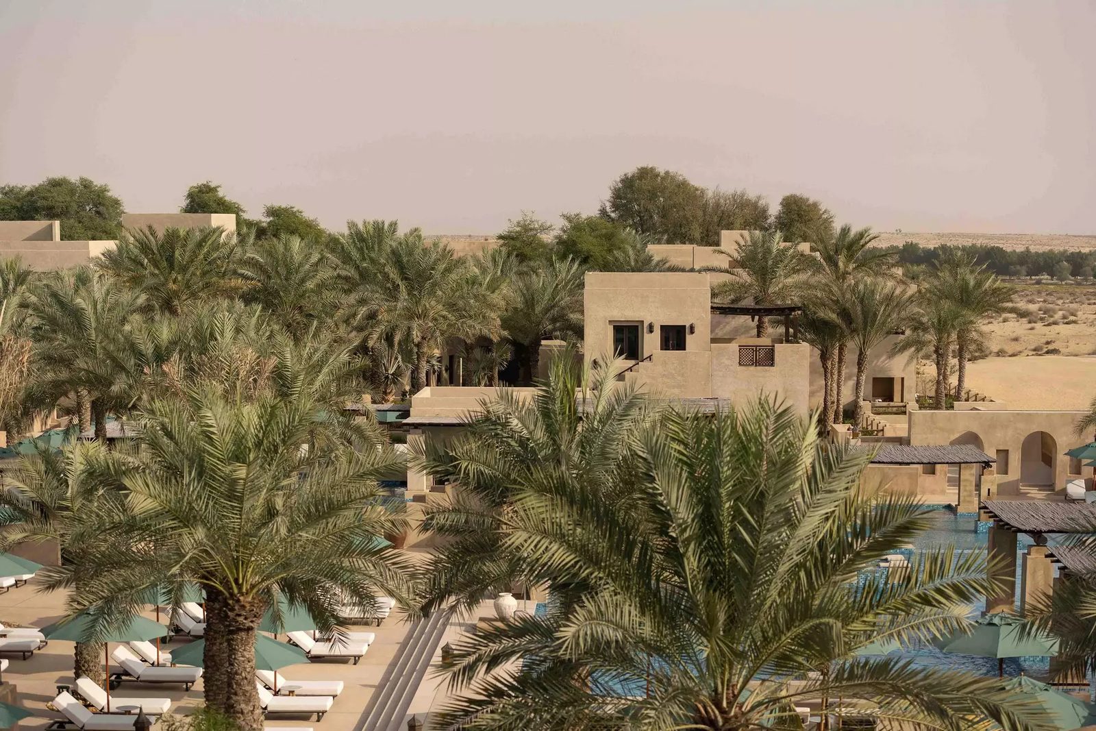 Bab Al Shams 棕櫚環繞的度假村與泳池
