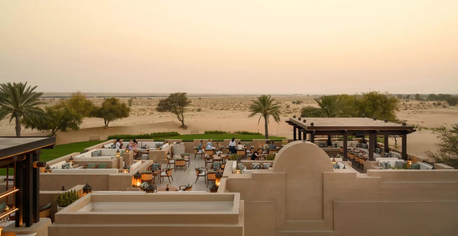 Bab Al Shams Anwa 露台俯瞰杜拜沙漠