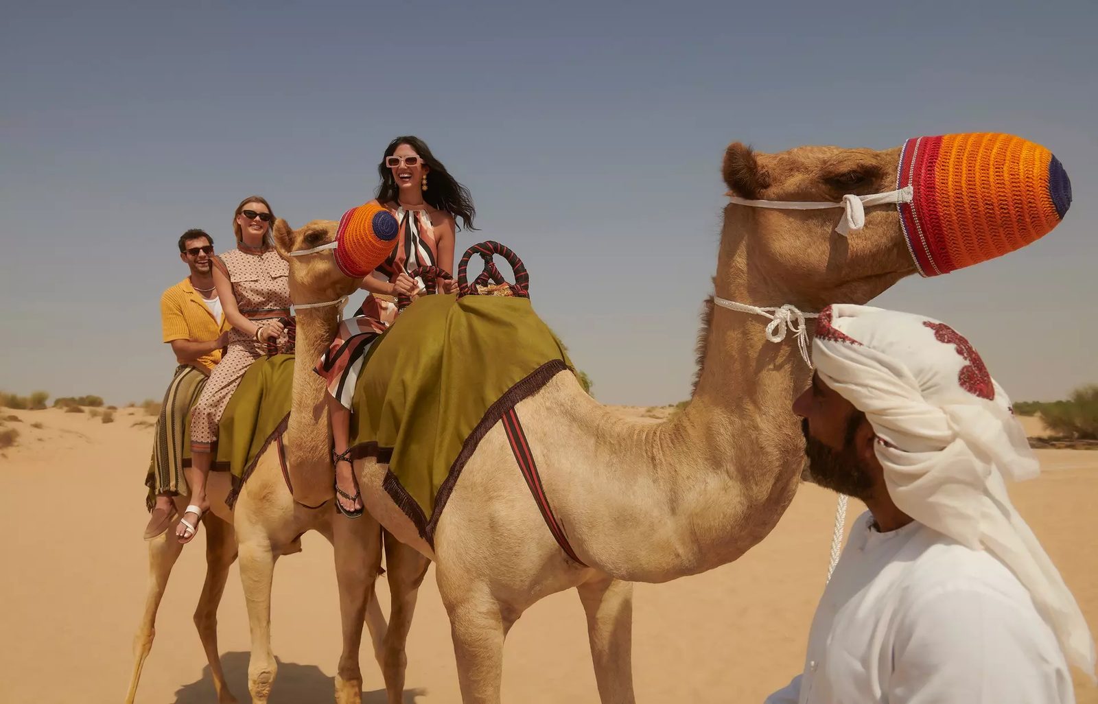 旅客在 Bab Al Shams 周邊沙漠體驗駱駝活動