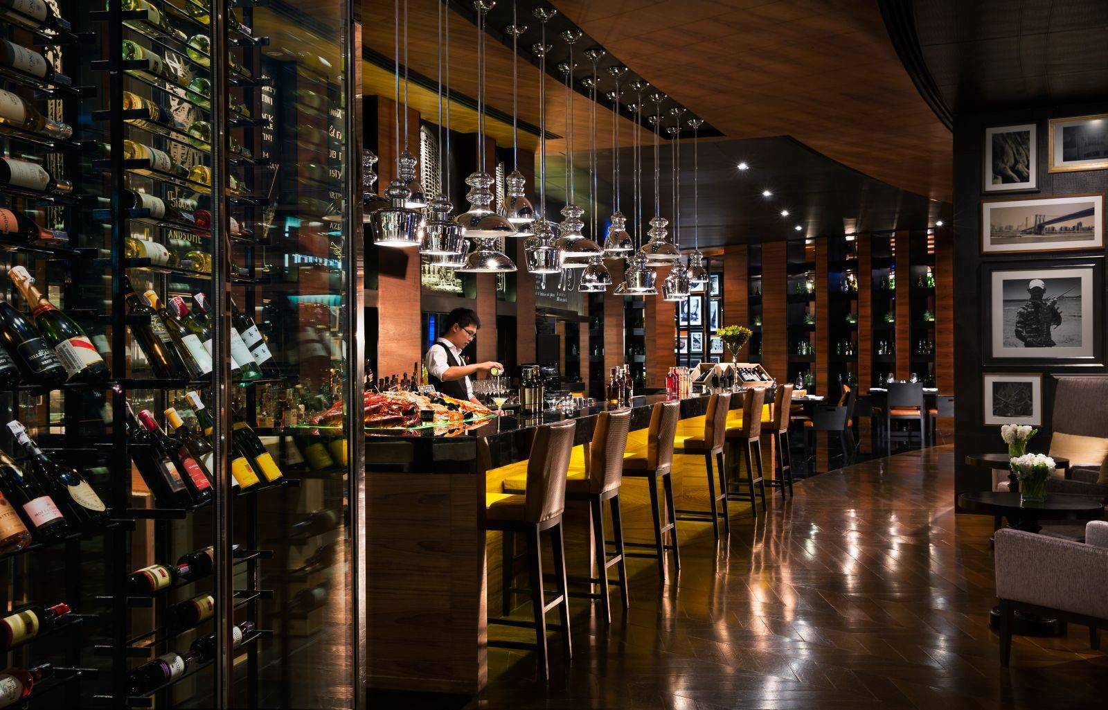 曼谷蘇坤逸萬豪酒店 The District Grill Room 的酒櫃與座位