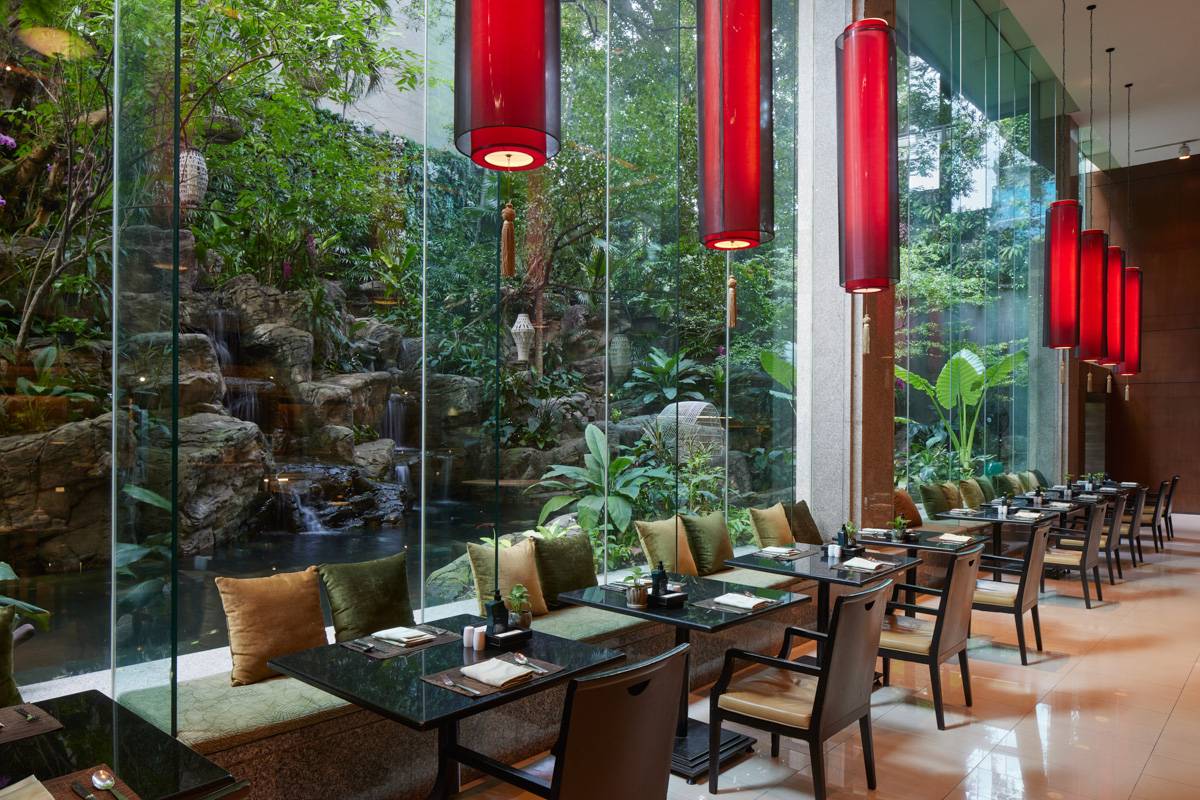Romsai 餐廳的自助餐檯與挑高用餐區
