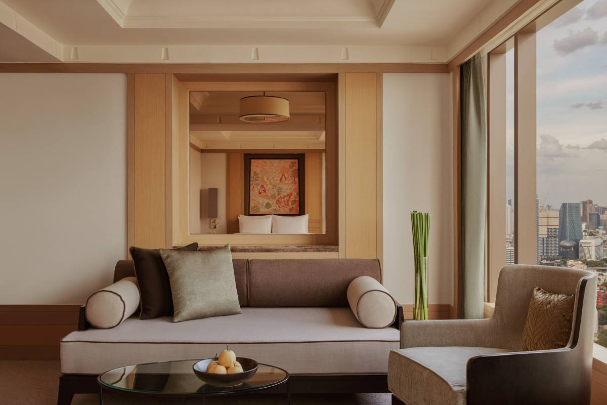 Club Lounge 的沙發座位與落地窗市景
