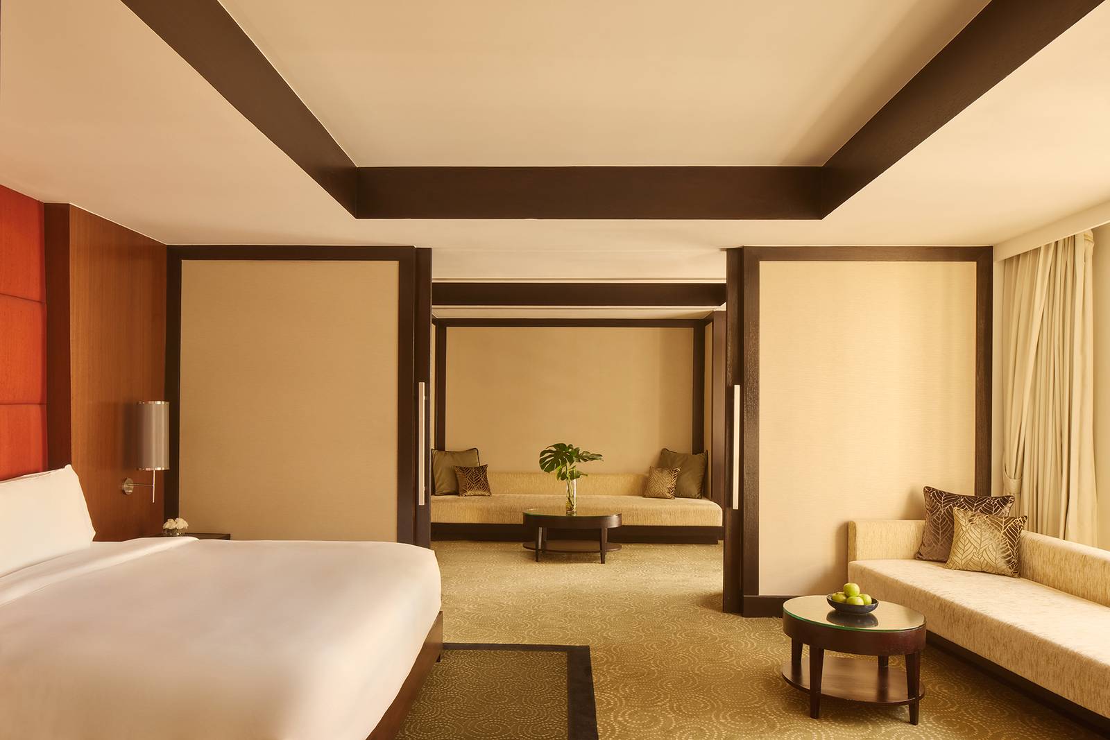 One-Bedroom Serenity Suite 的起居空間與沙發