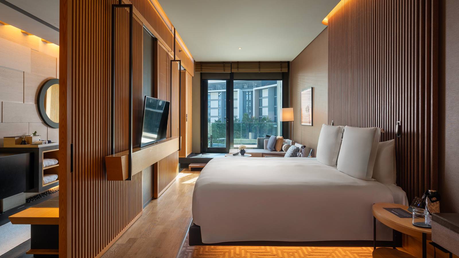 Bliss Guestroom 的大床、木質牆面與陽台
