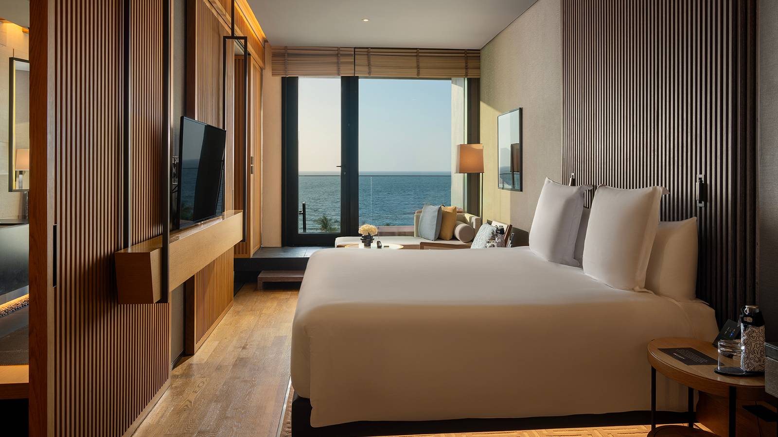 Serenity Oceanview Guestroom 的大床與窗外海景
