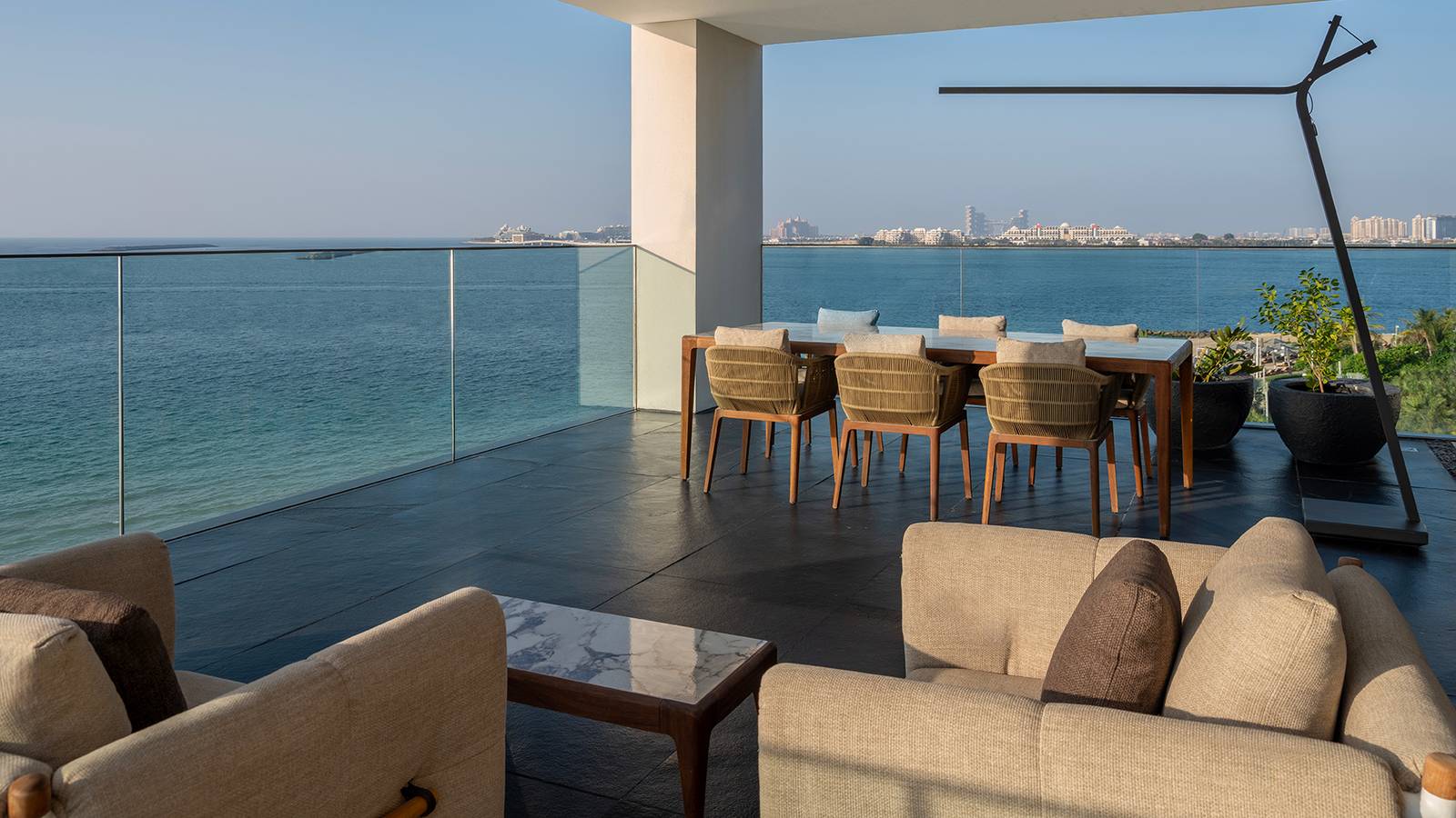 Presidential Suite 的海景露臺與戶外餐桌