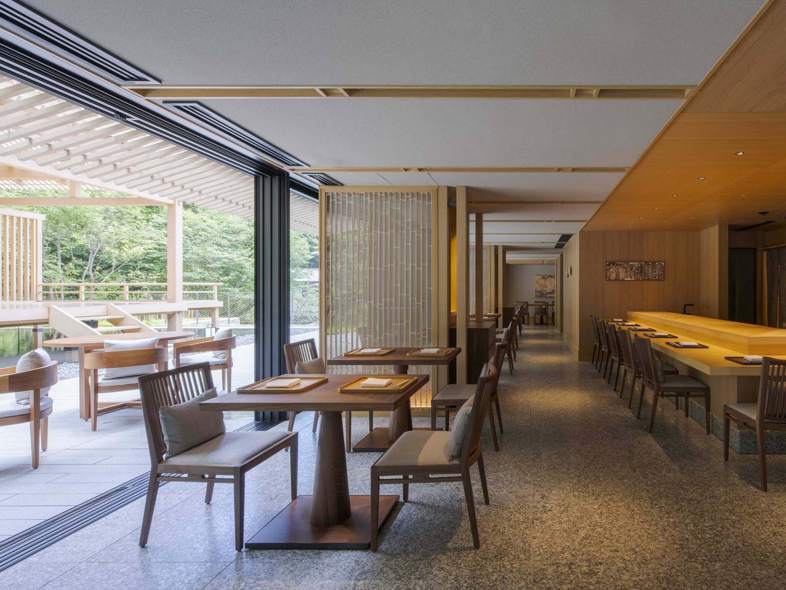 Ryozen 餐廳日間的用餐區與落地窗