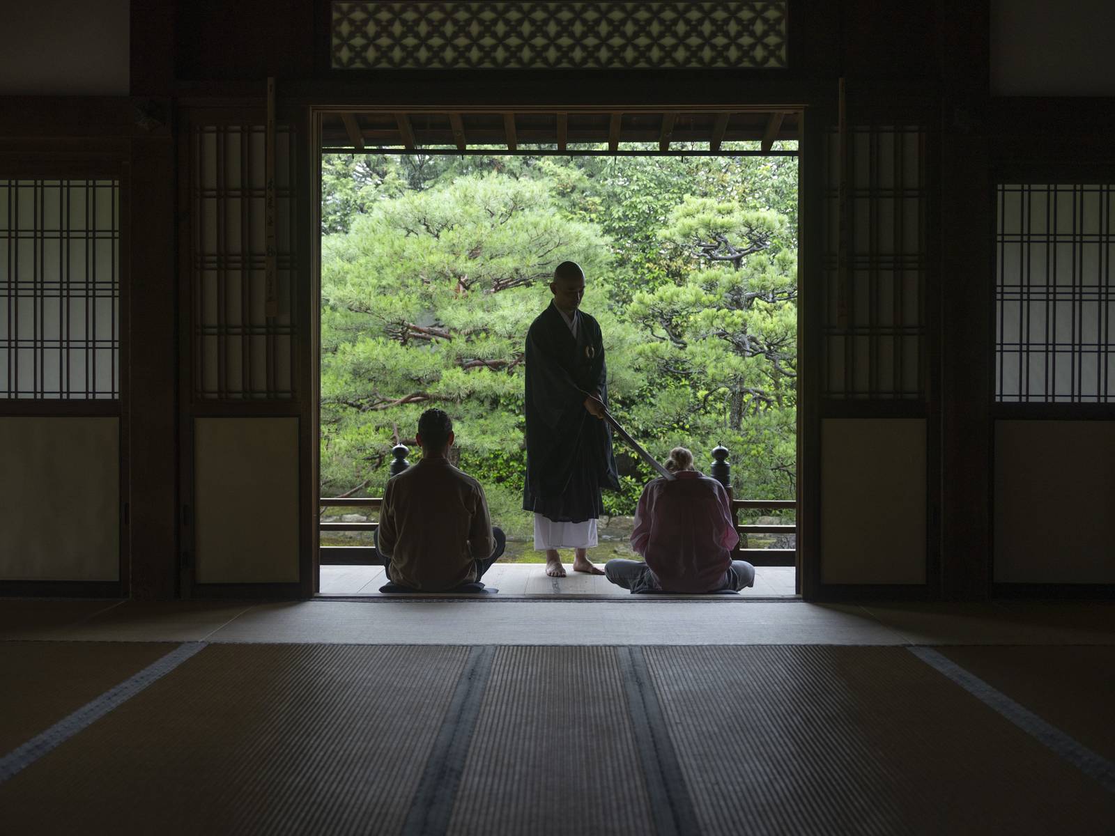 和室內望向庭園的三個人影