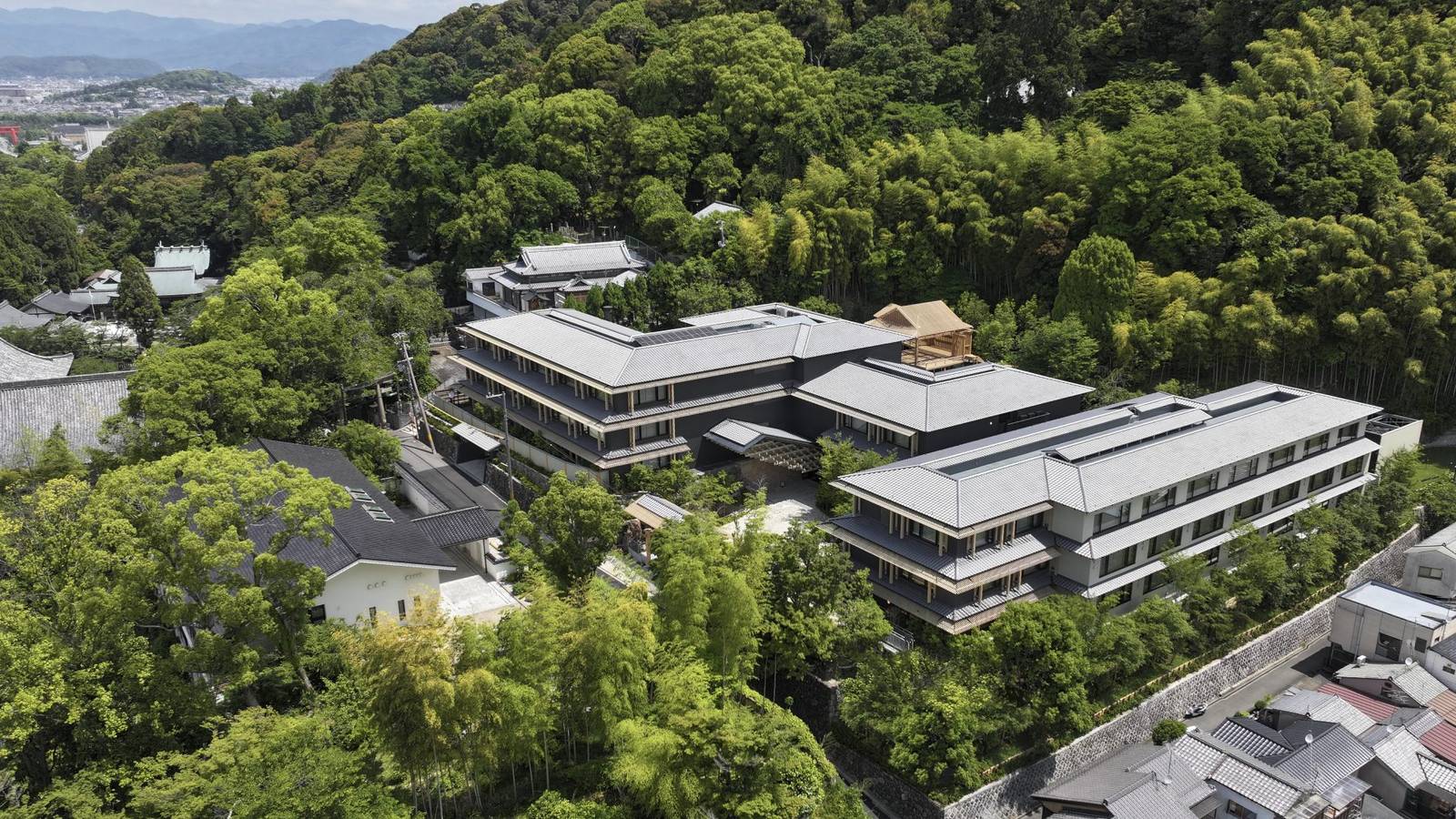京都東山悅榕庄建築群與周圍山林、京都市區的空拍