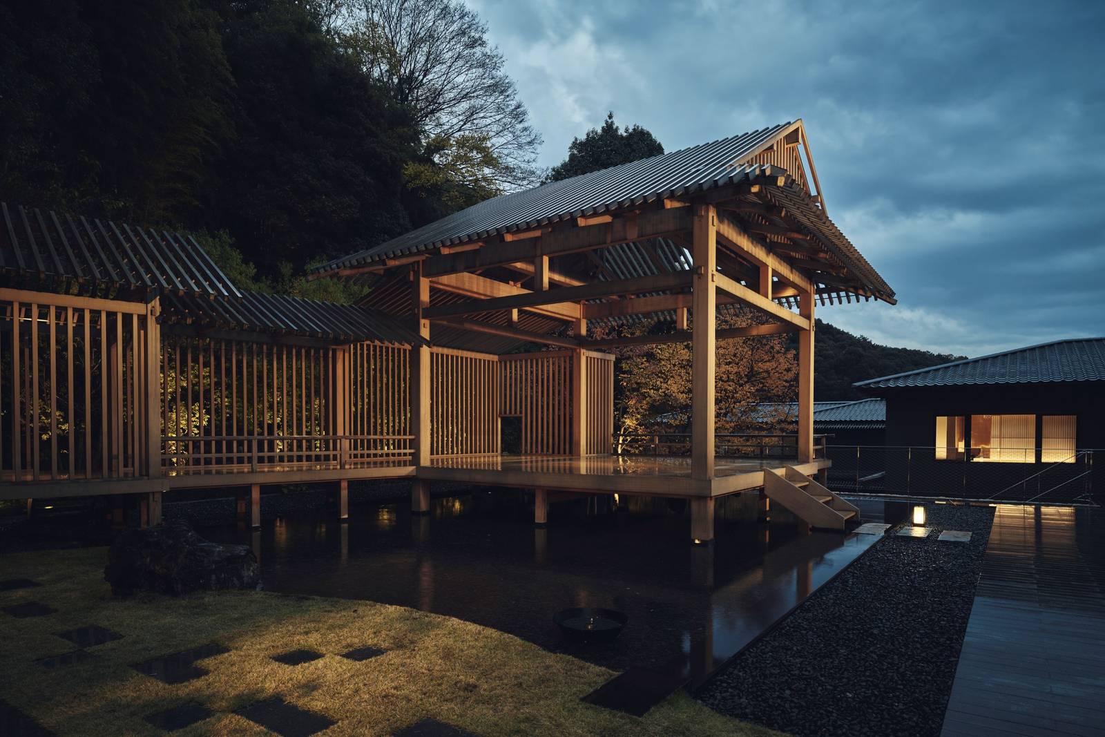 夜間點燈的木構造建築與水池倒影