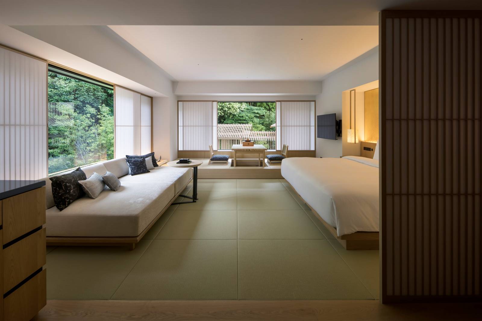 Onsen Retreat 客房的床鋪與面向庭園的窗