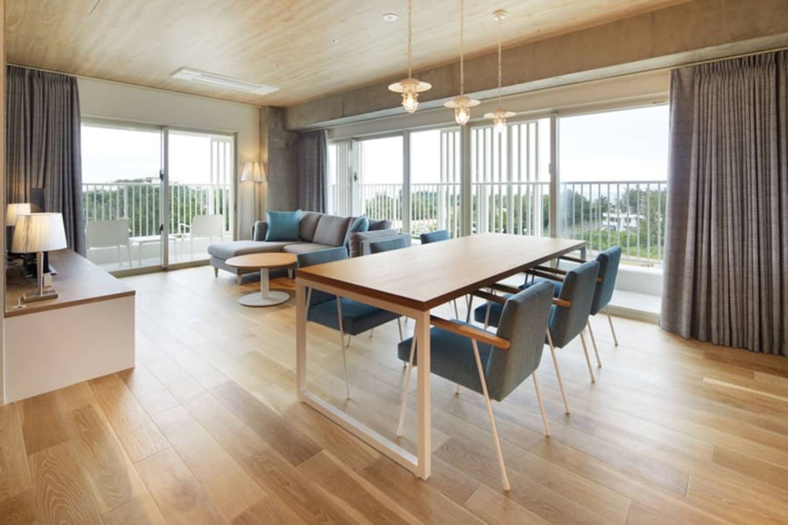 BEB5 沖繩瀨良垣 Deluxe Suite 中島餐廚與客廳