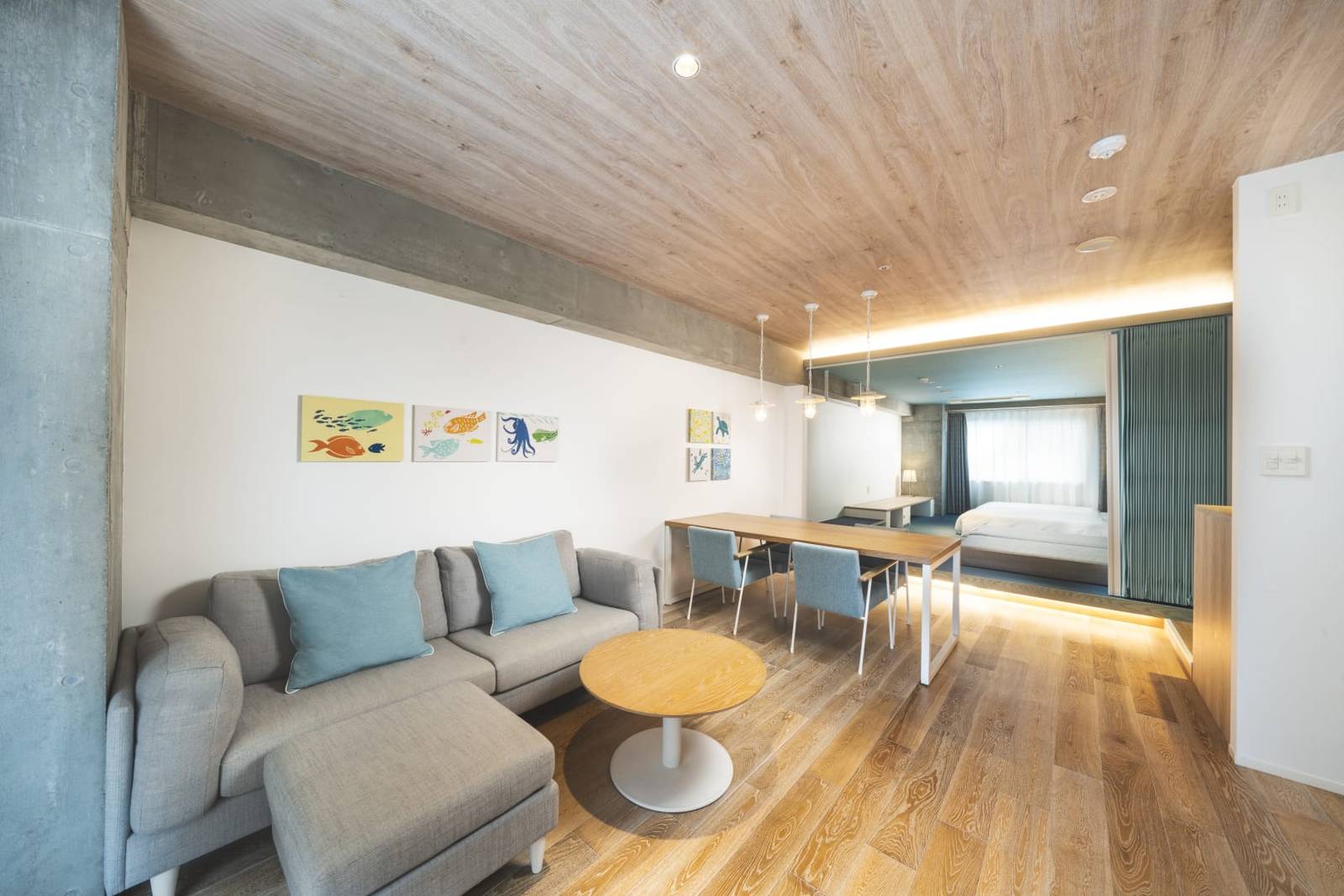 BEB5 沖繩瀨良垣 Suite 套房客廳與餐桌
