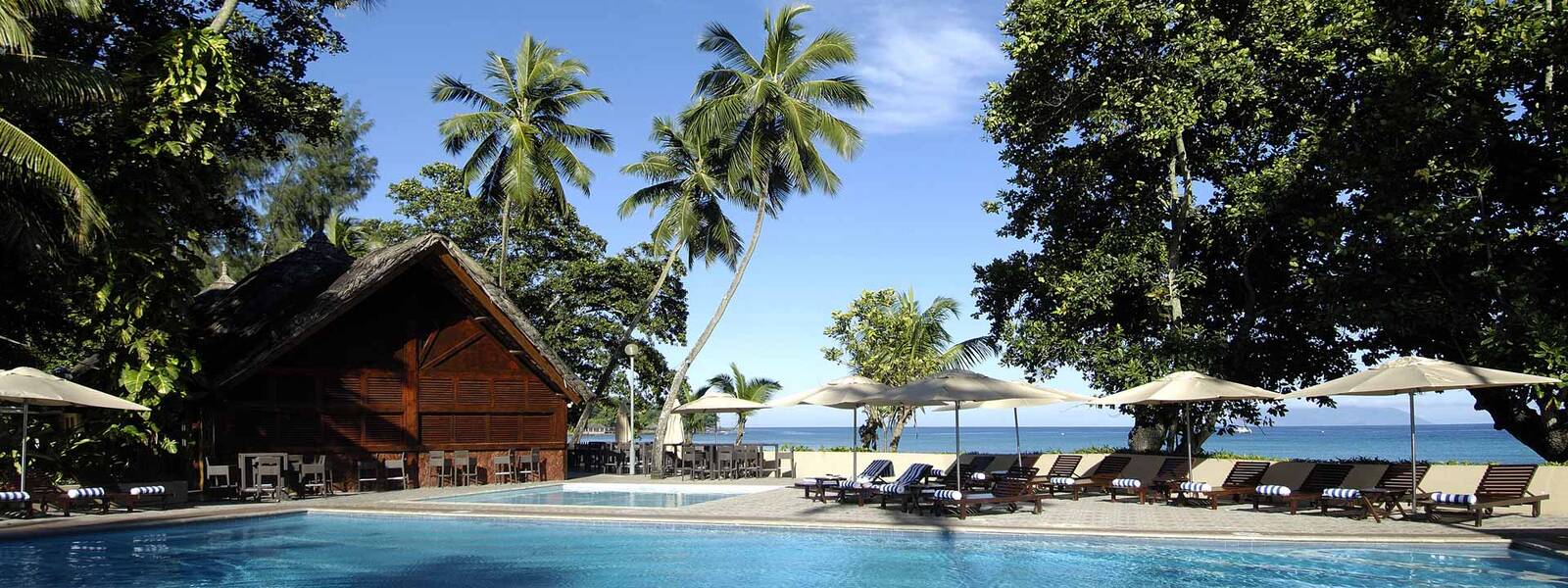 Berjaya Beau Vallon Bay 海濱泳池與棕櫚樹