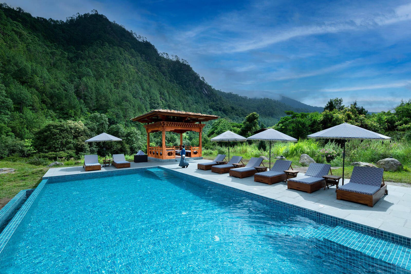 &Beyond Punakha River Lodge 戶外泳池與森林山景