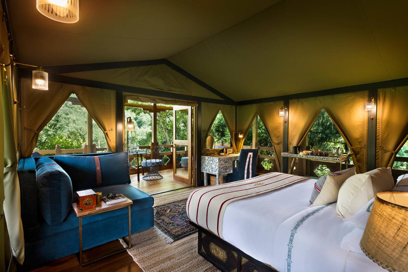 &Beyond Punakha River Lodge 帳篷套房臥室與起居區