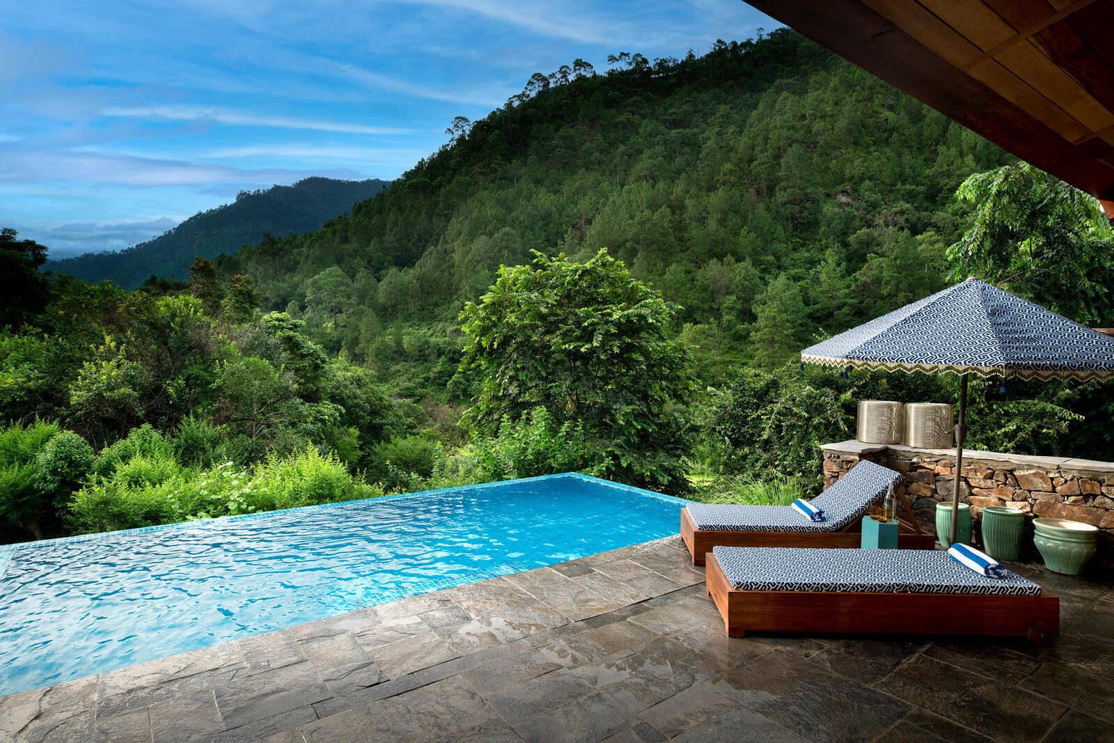 &Beyond Punakha River Lodge Family Suite 露台與私人泳池