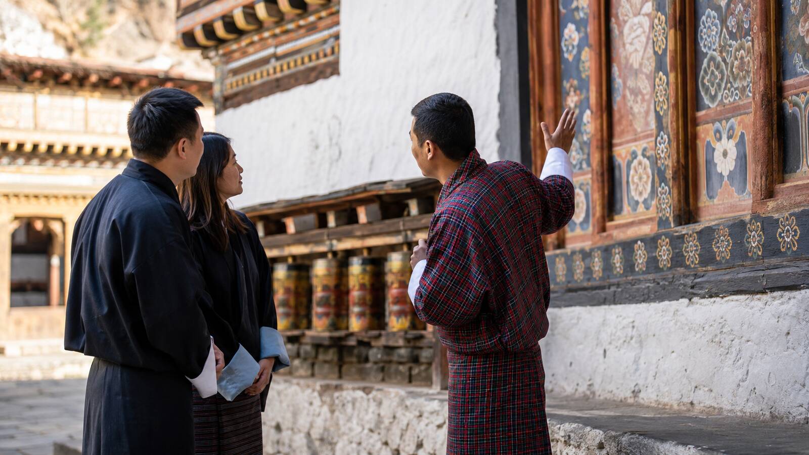 不丹文化導遊向旅客解說寺院建築與圖像示意