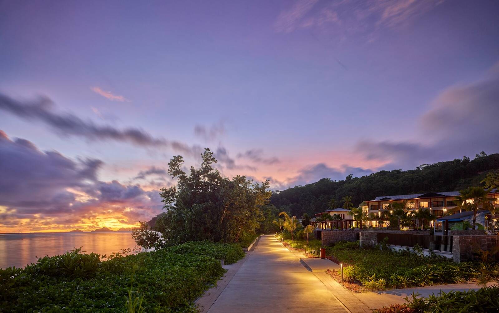 Canopy by Hilton Seychelles Resort 海濱步道夜景