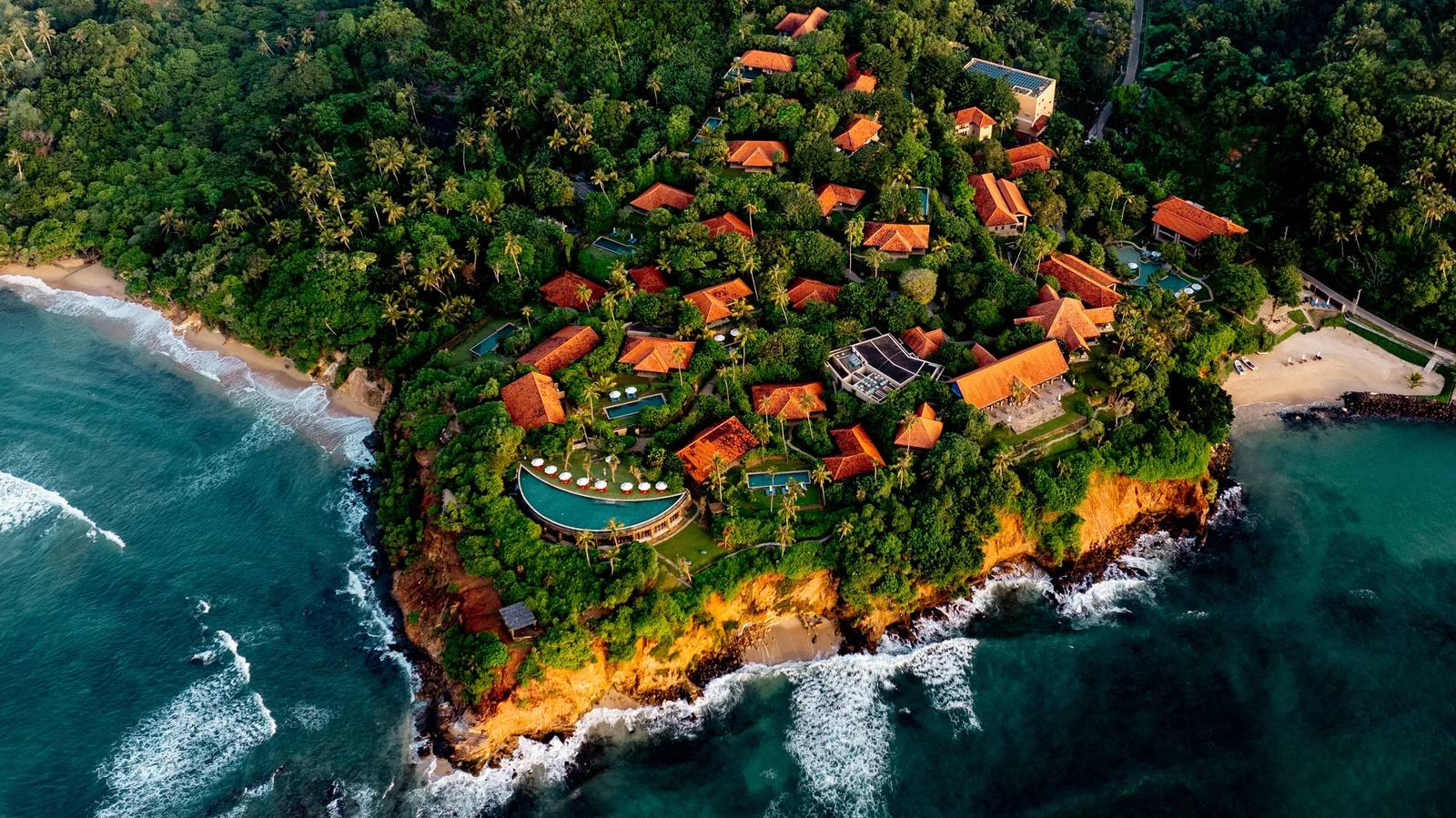 Cape Weligama 岬角上的紅瓦別墅園區空拍