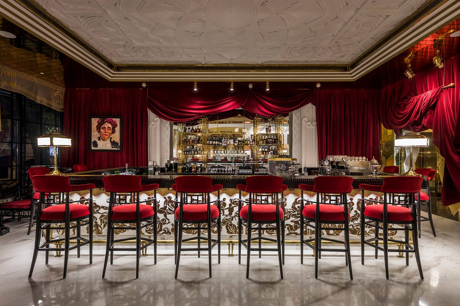 河內嘉佩樂酒店 Diva’s Lounge 吧台,六張紅絨高腳凳與紅色帷幕