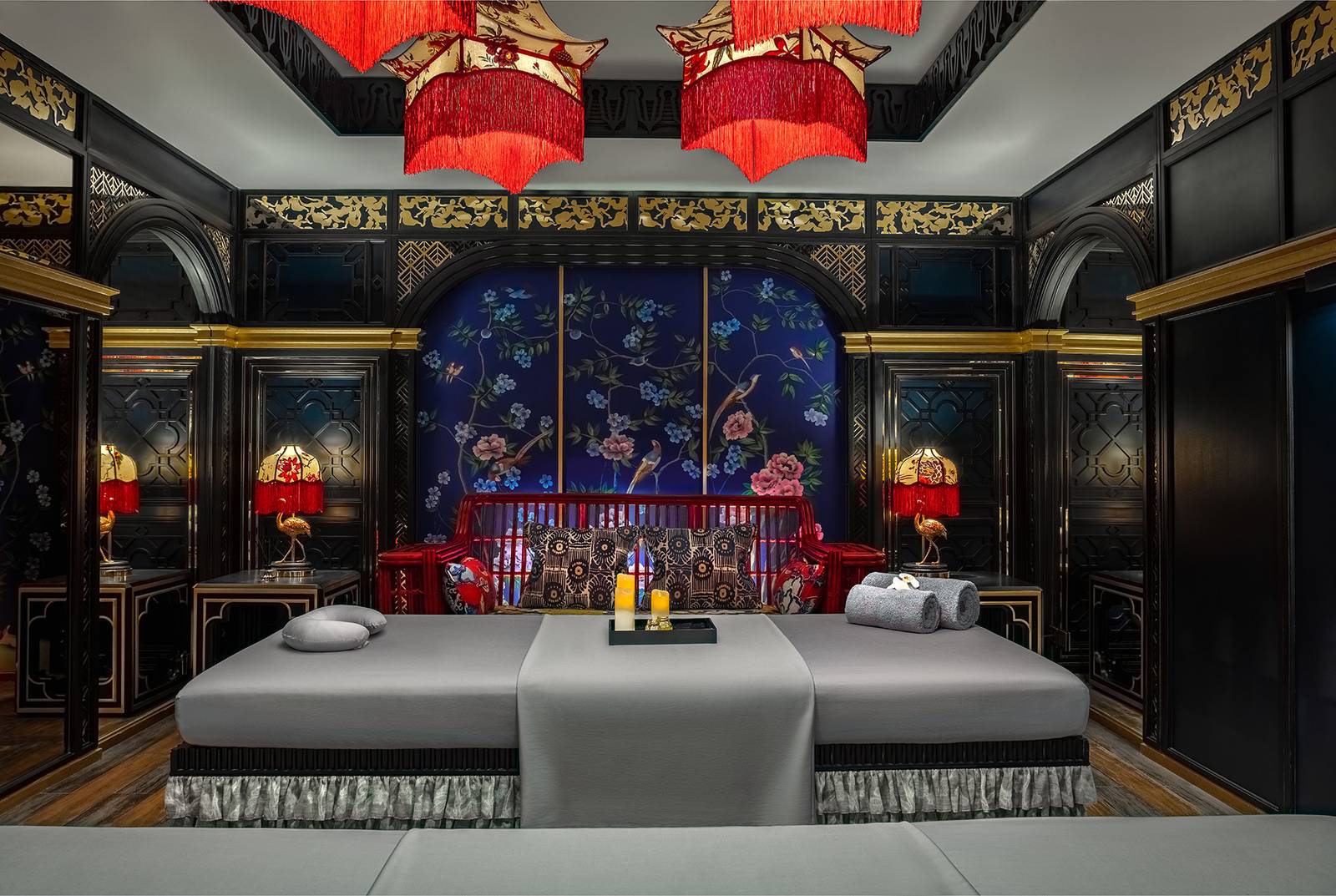 河內嘉佩樂酒店 Auriga Spa 雙人護理室,兩張護理床與紅色流蘇宮燈