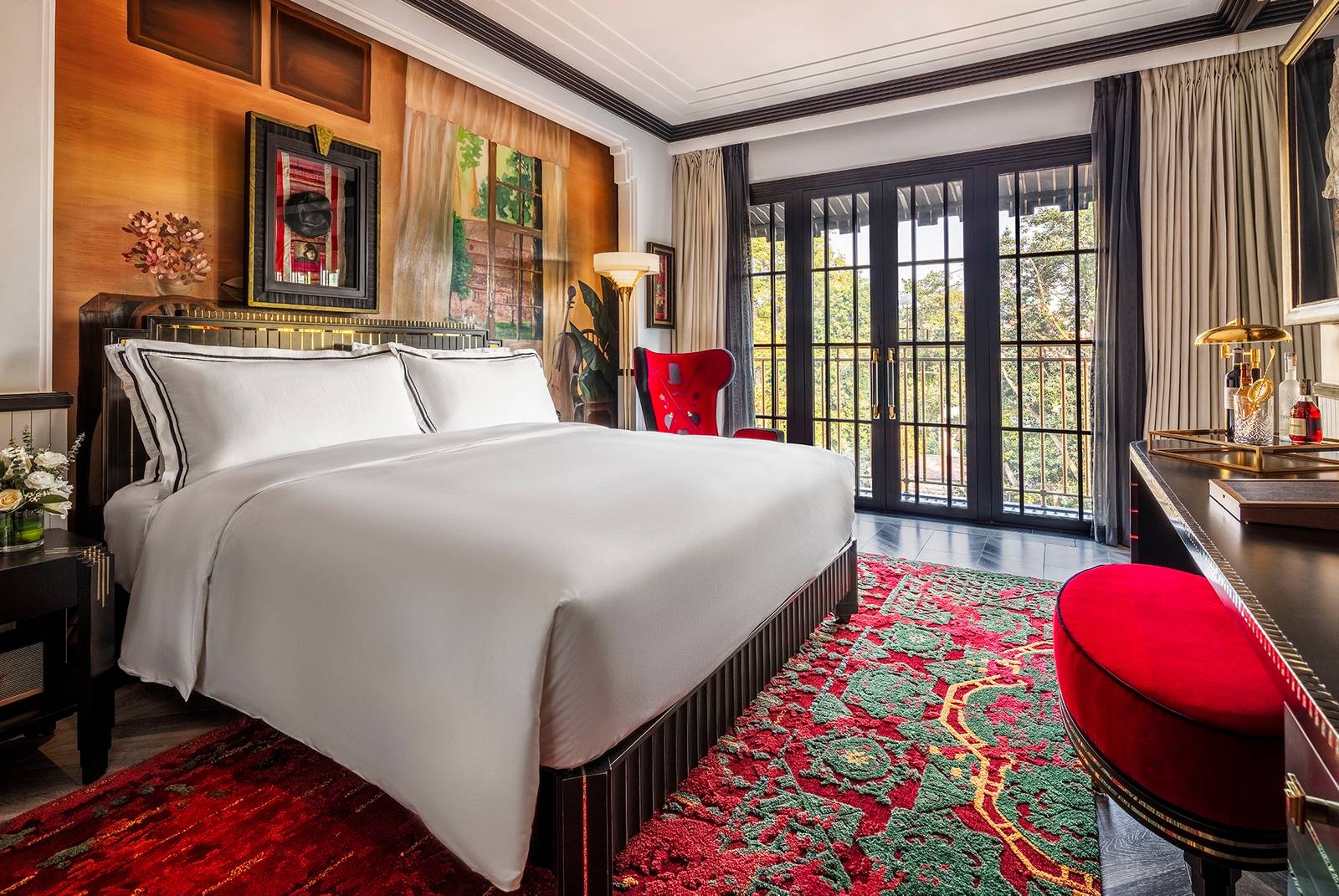 河內嘉佩樂酒店 Premier Room,紅地毯、床頭禮帽盒與陽台綠樹
