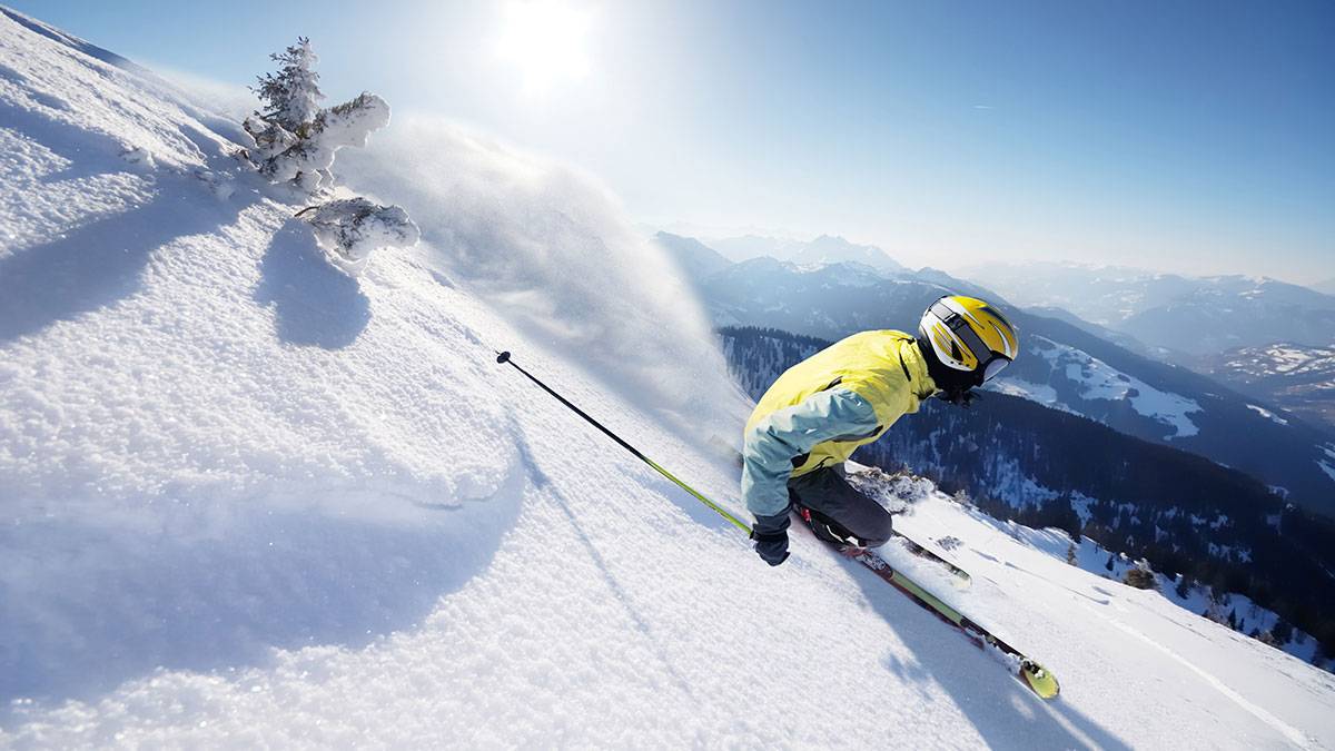 二世古粉雪雪道上滑降的滑雪者
