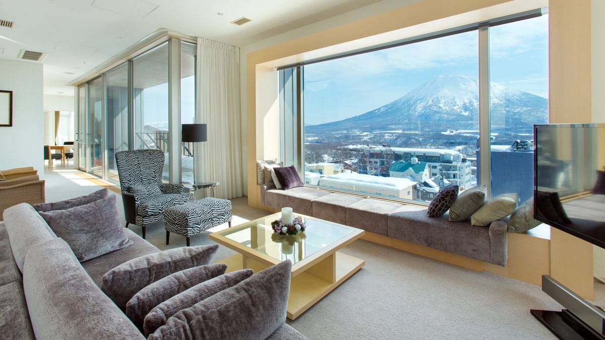 二世古比羅夫夏萊艾比酒店 Penthouse 客廳與面向羊蹄山的落地窗