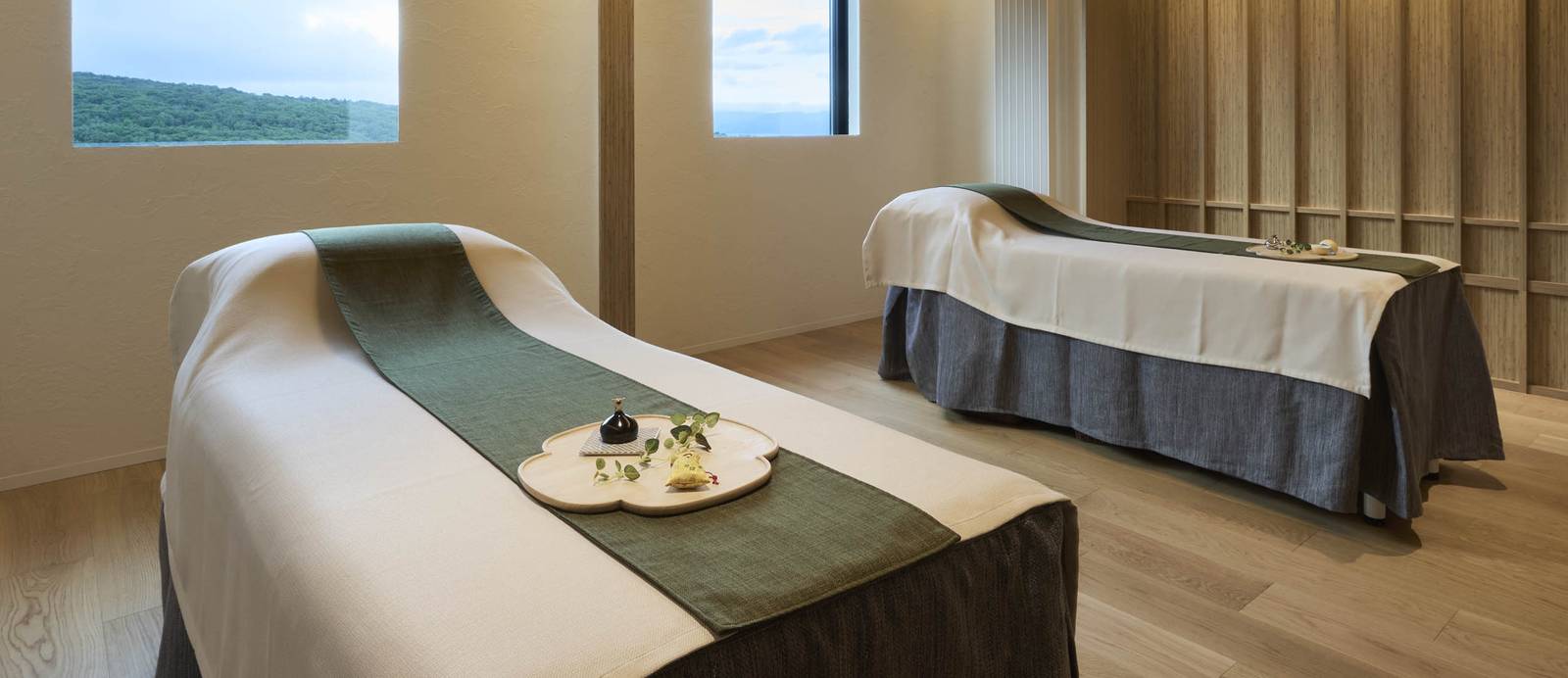 NIKUR Spa 面窗的按摩床療程室