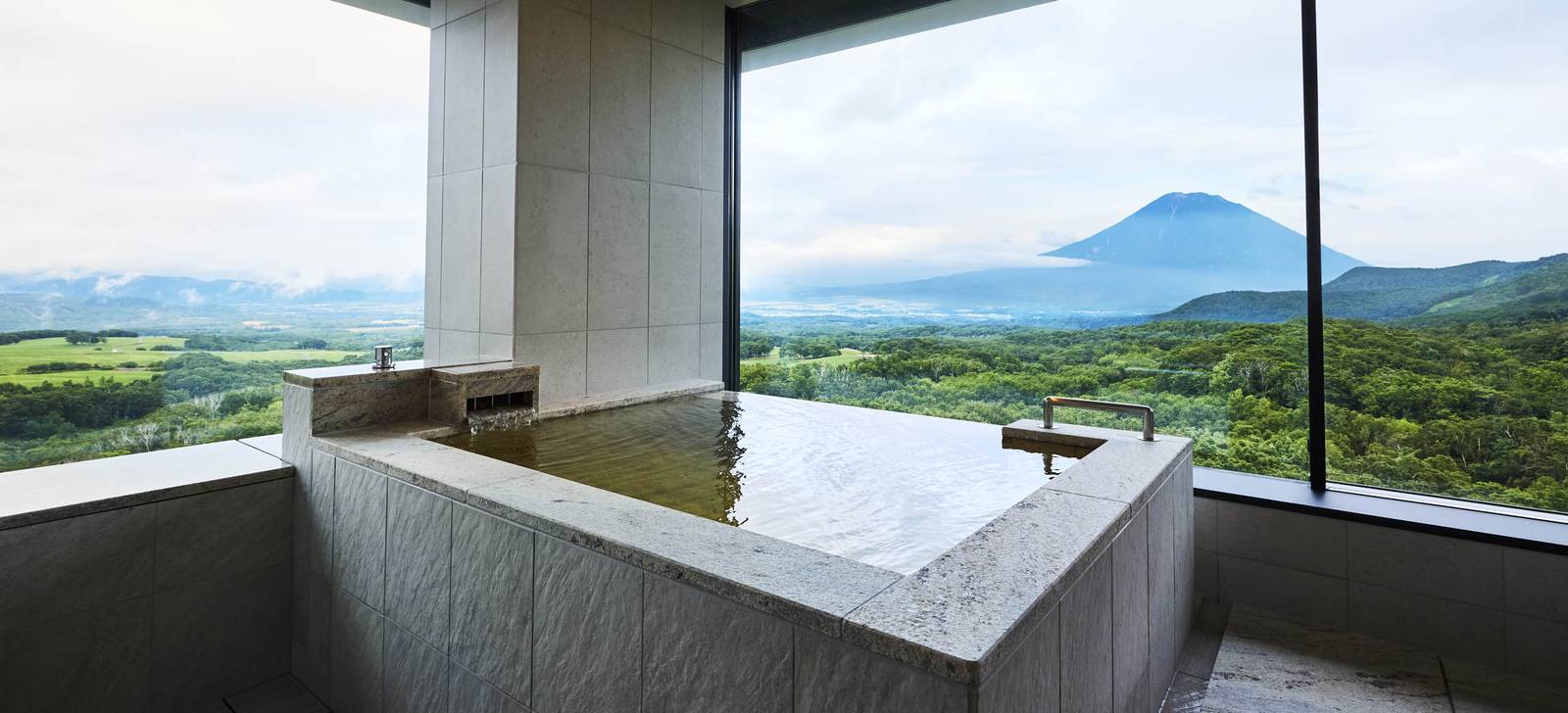 二世古花園夏萊艾比酒店 Corner Onsen Suite 房內石造溫泉浴池與羊蹄山景