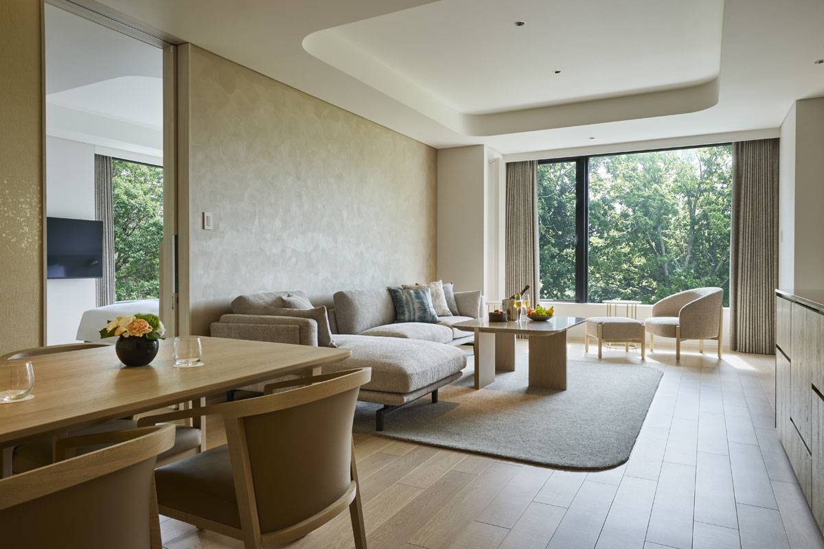 二世古花園夏萊艾比酒店 Corner Suite 面向森林的沙發起居區