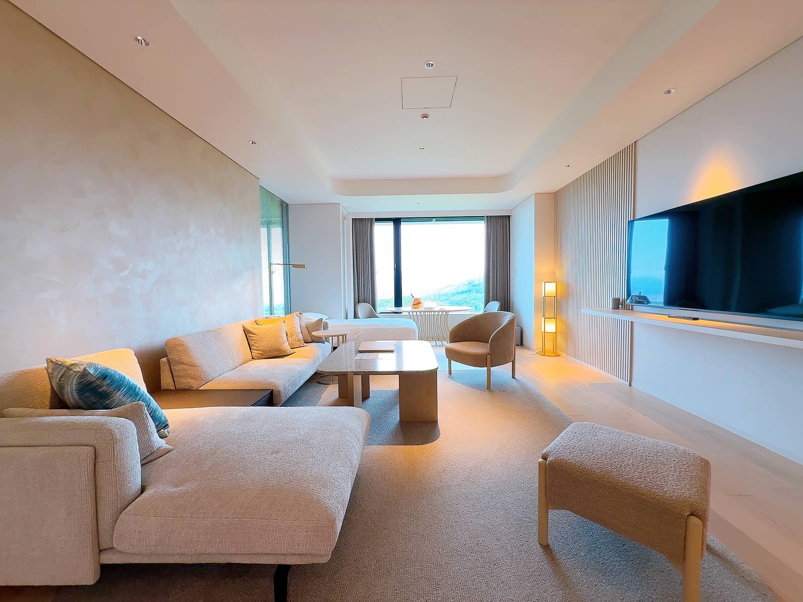 Chalet Ivy Weiss Corner Onsen Suite 客廳沙發與窗邊座位
