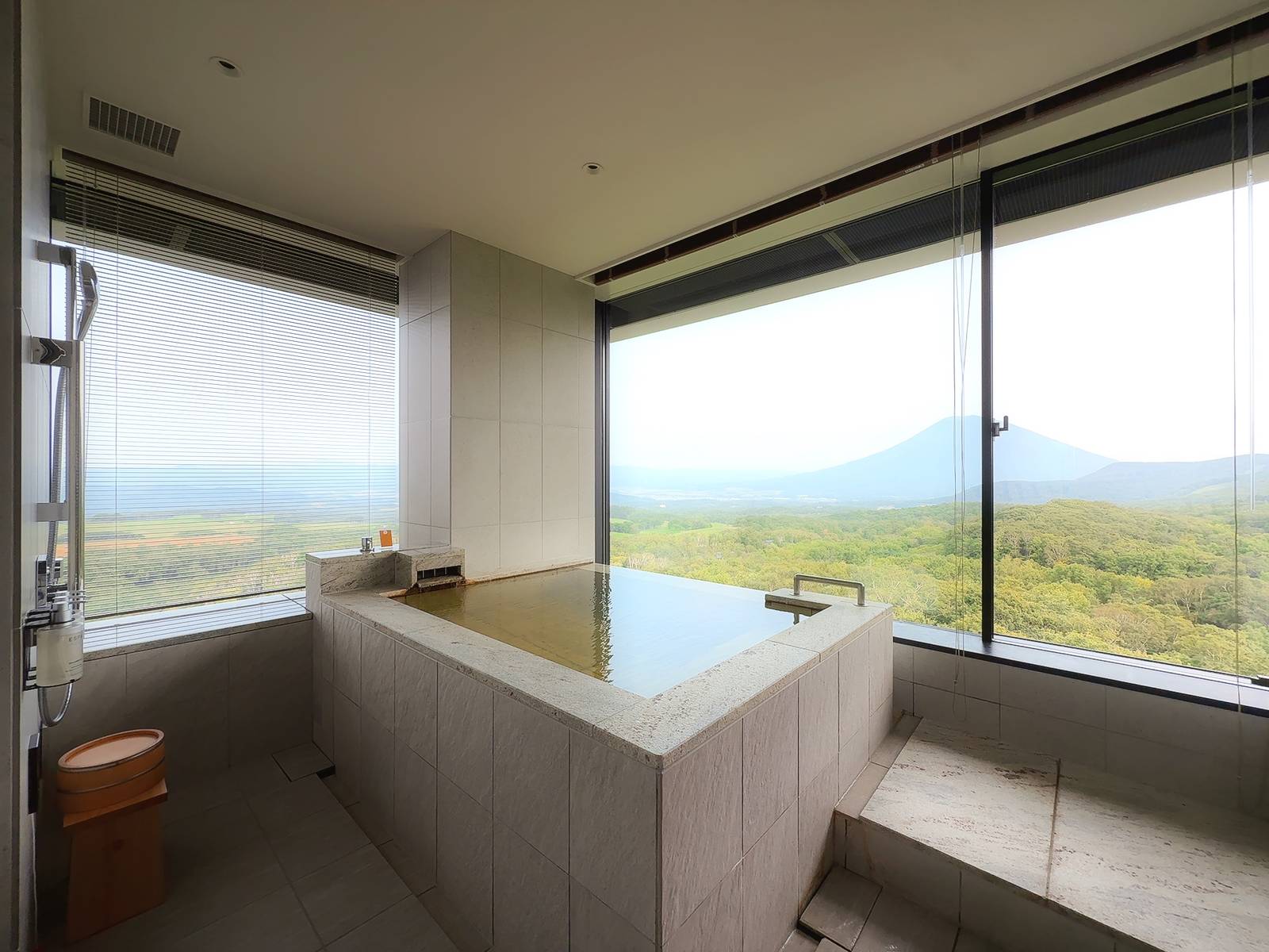 Chalet Ivy Weiss Corner Onsen Suite 轉角石造溫泉浴池與羊蹄山