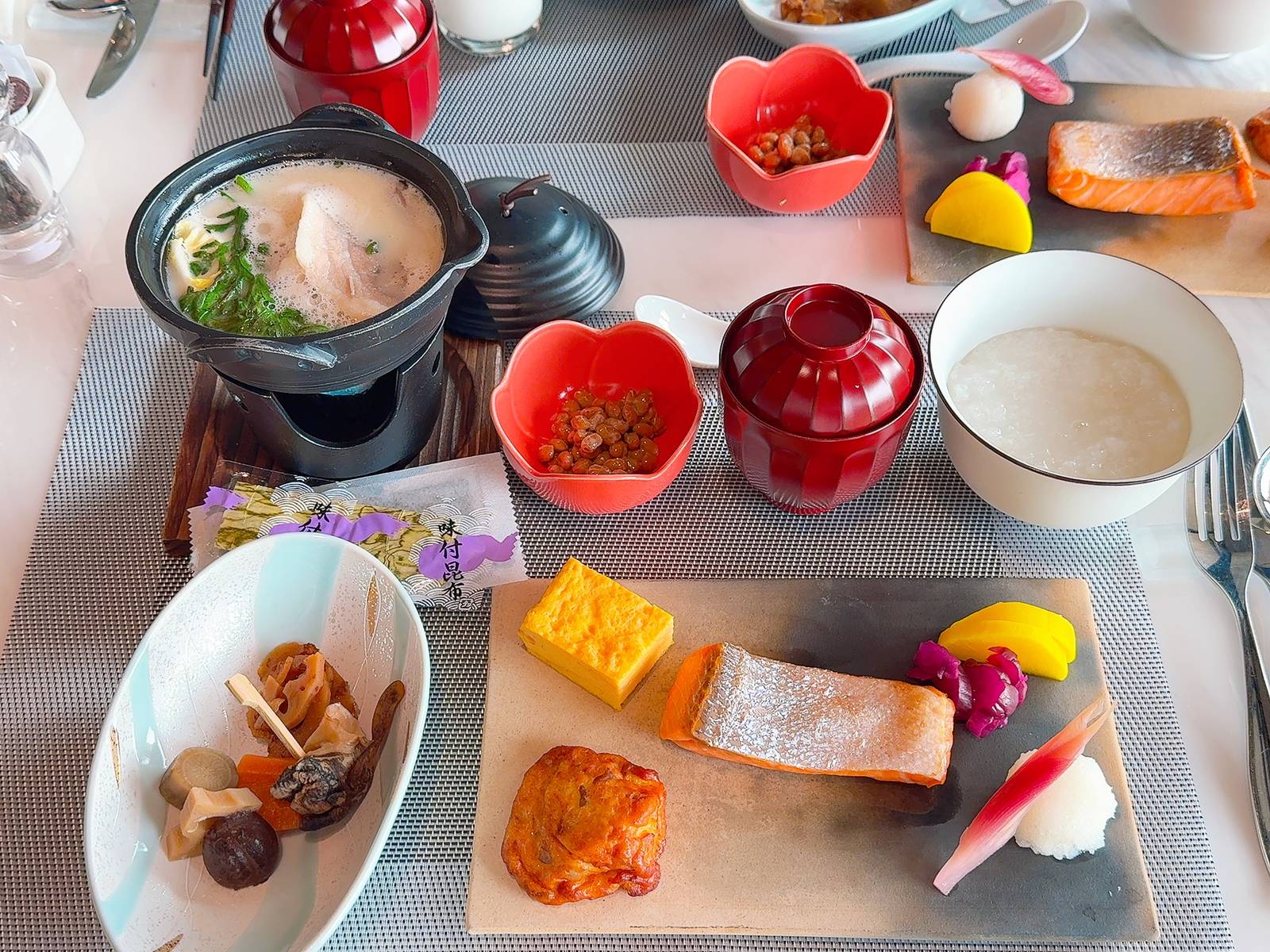 Chalet Ivy Weiss 日式早餐的魚肉、玉子燒、粥品與小鍋