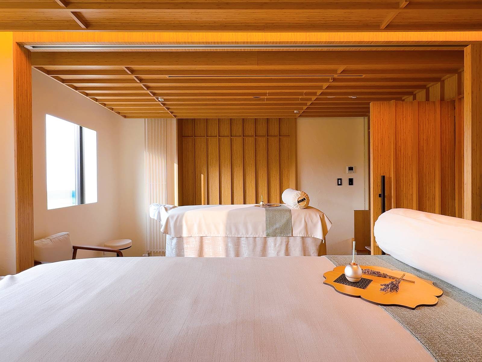 Chalet Ivy Weiss SPA 空間的兩張療程床與木質天花