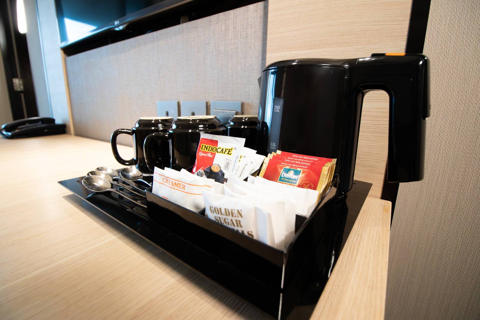 客房茶盤、電熱水壺、馬克杯與咖啡茶包