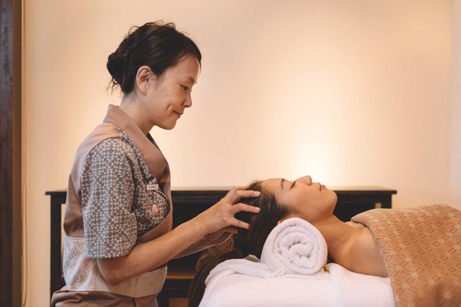 Spa 療程室內的頭部按摩