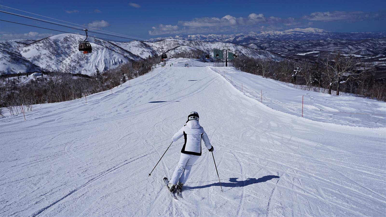 滑雪者在喜樂樂的雪道上滑降