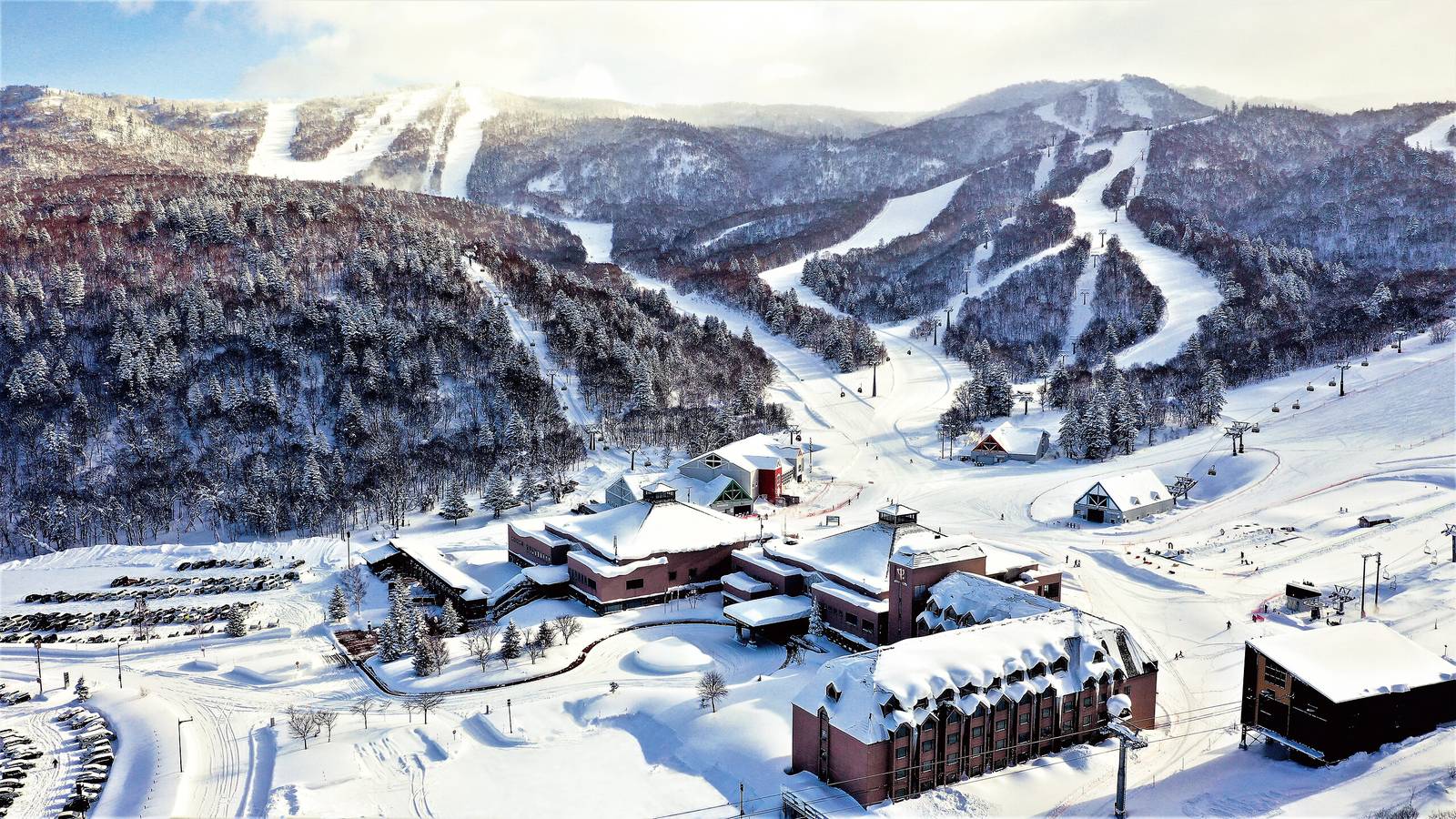 喜樂樂雪場的雪道、纜車線與山谷中的建築空拍
