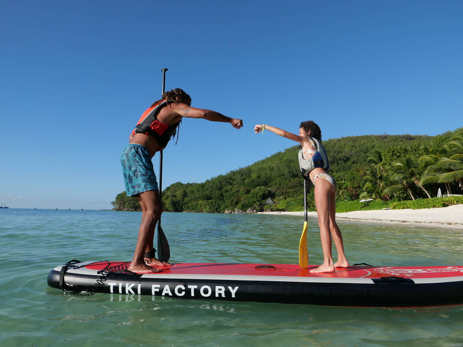 旅客在 Club Med Seychelles 體驗立式划槳
